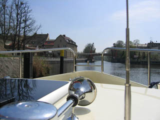 Kurs auf die Klappbrücke von Zehdenick/Havel